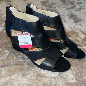 NWT Women’s size 9.5 shoes